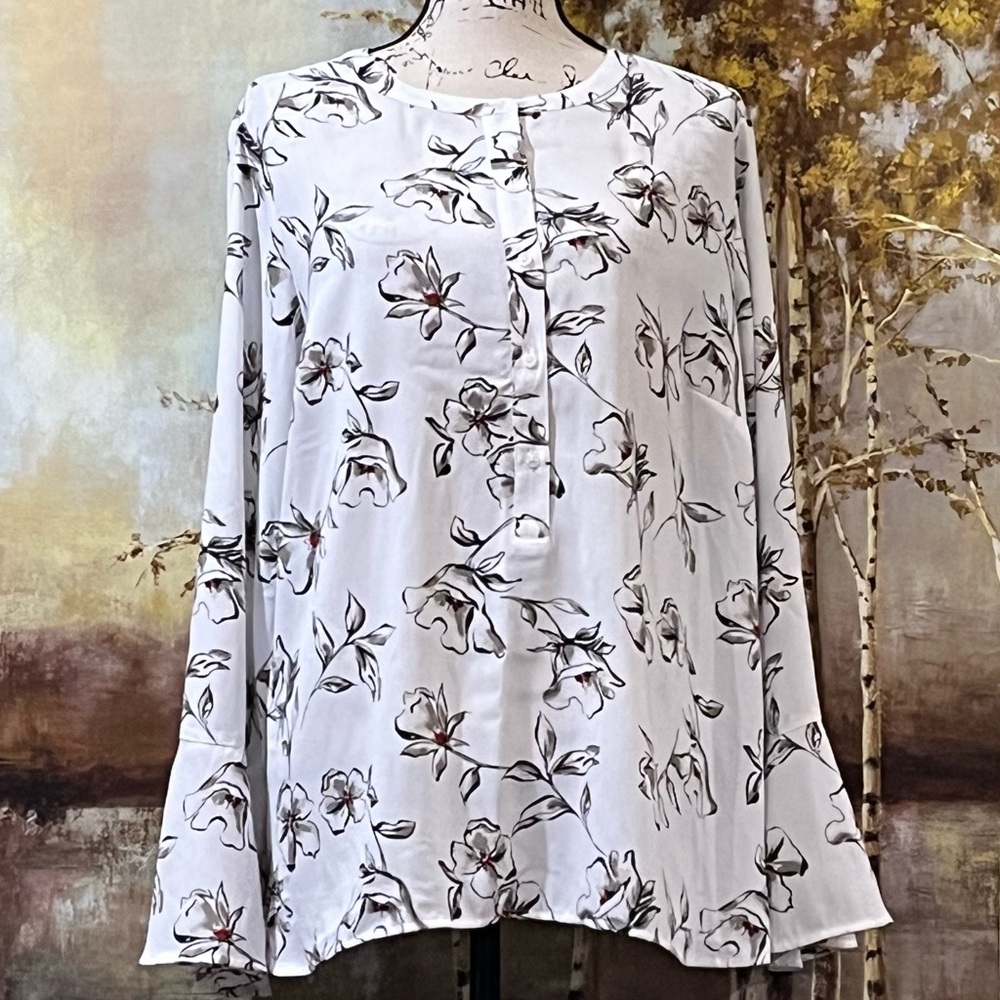 EUC APT.9 Pretty Floral Blouse with hidden button front placket.